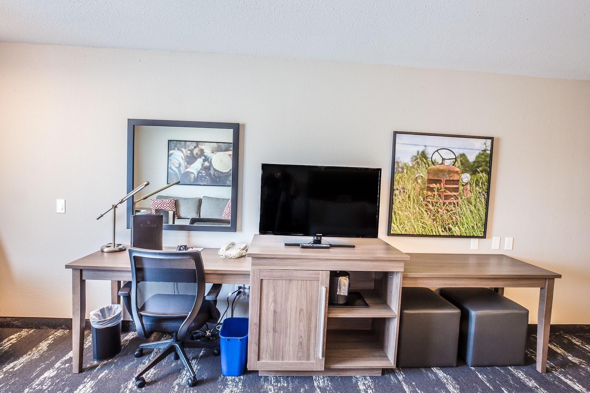 Hotel Ramada By Wyndham Cochrane Extérieur photo