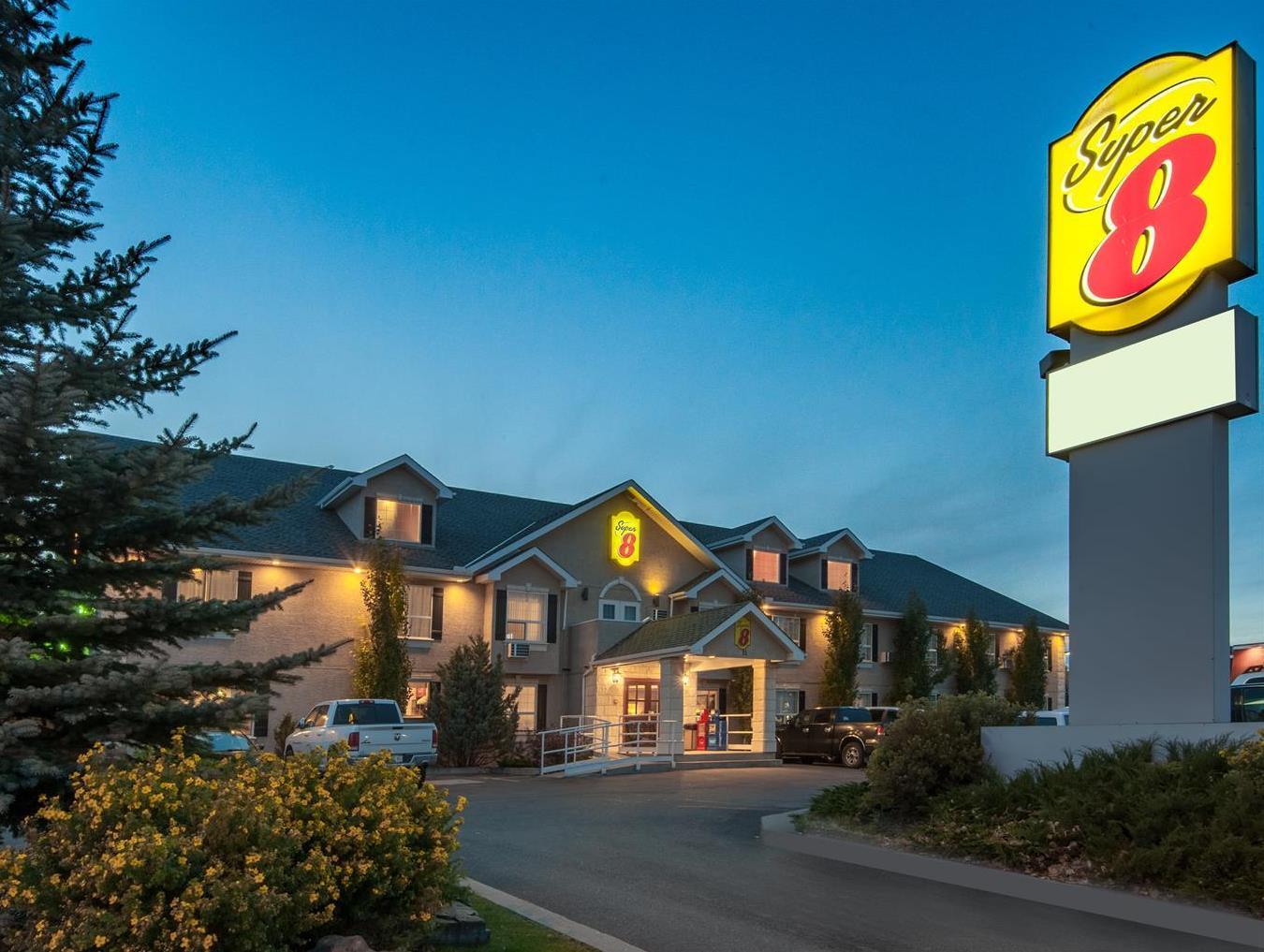 Hotel Ramada By Wyndham Cochrane Extérieur photo