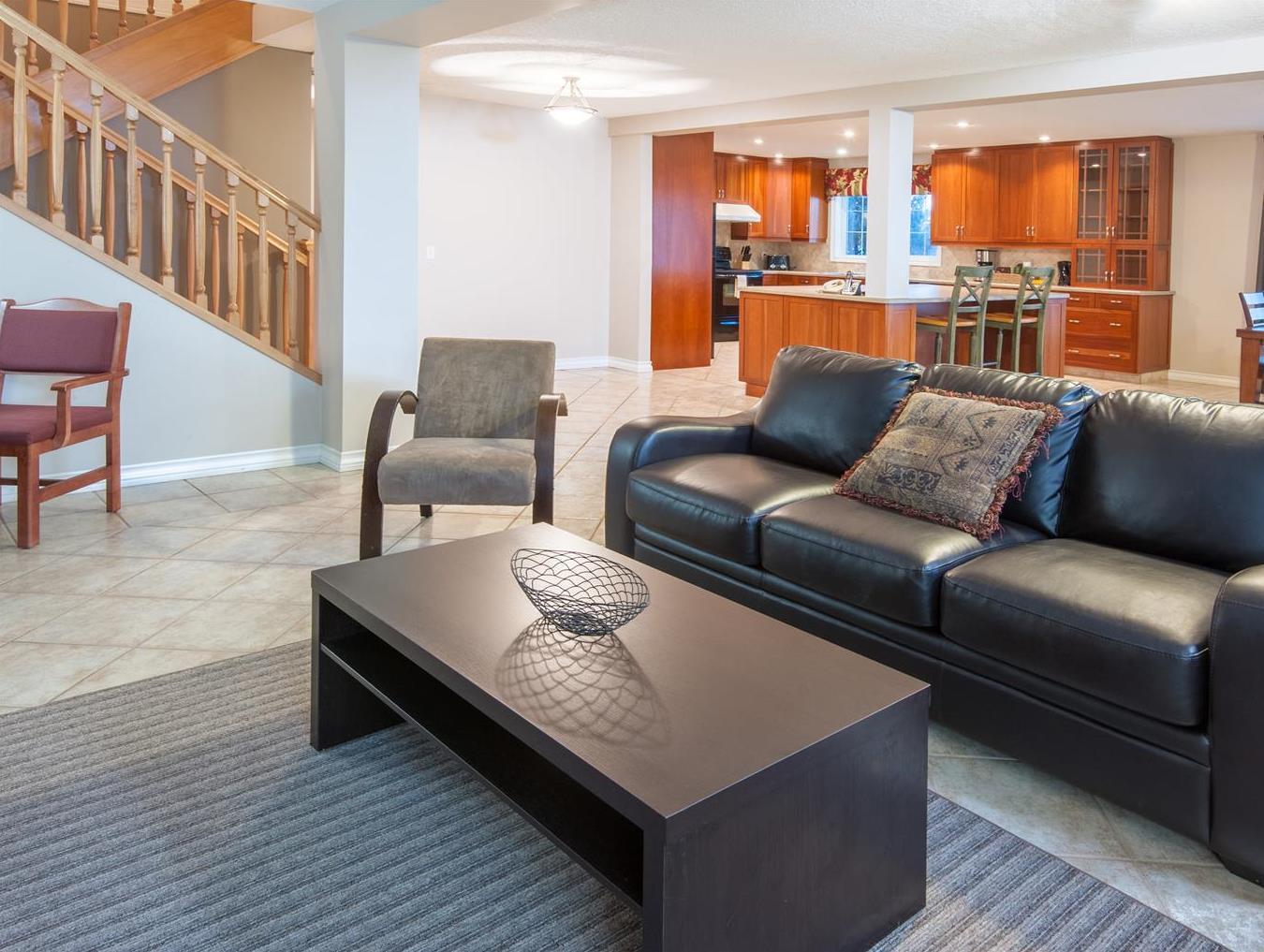 Hotel Ramada By Wyndham Cochrane Extérieur photo