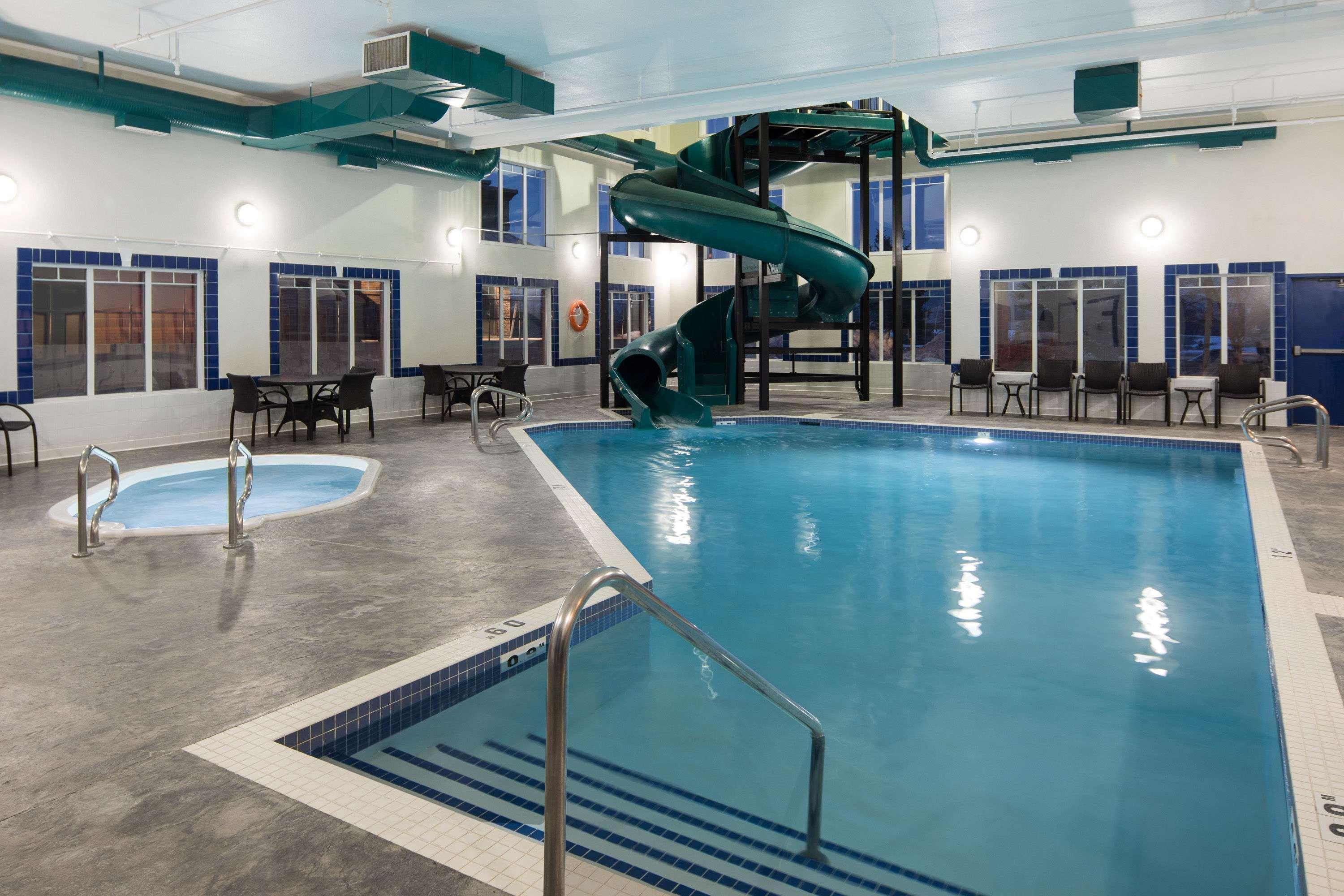 Hotel Ramada By Wyndham Cochrane Extérieur photo