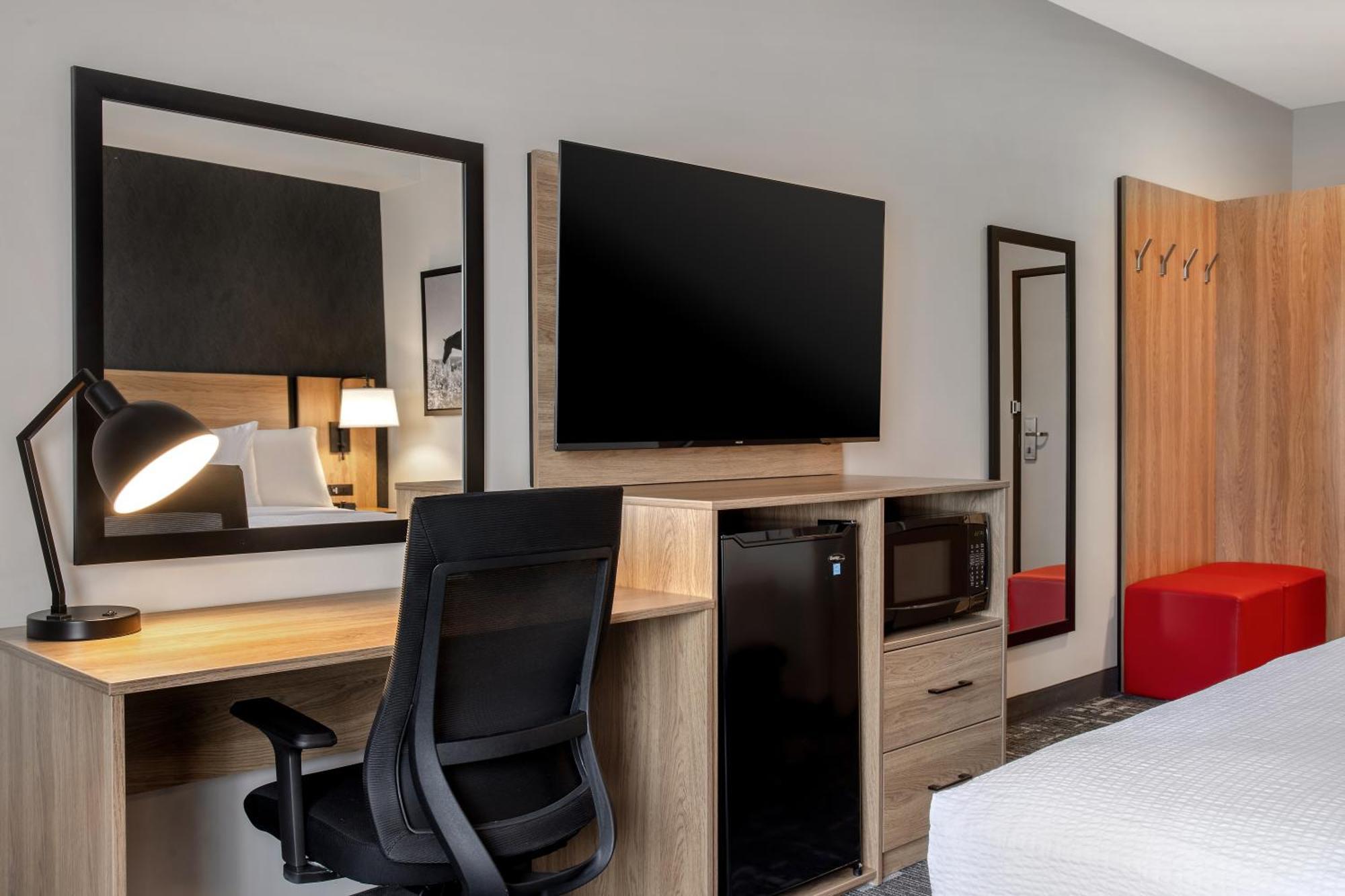 Hotel Ramada By Wyndham Cochrane Extérieur photo
