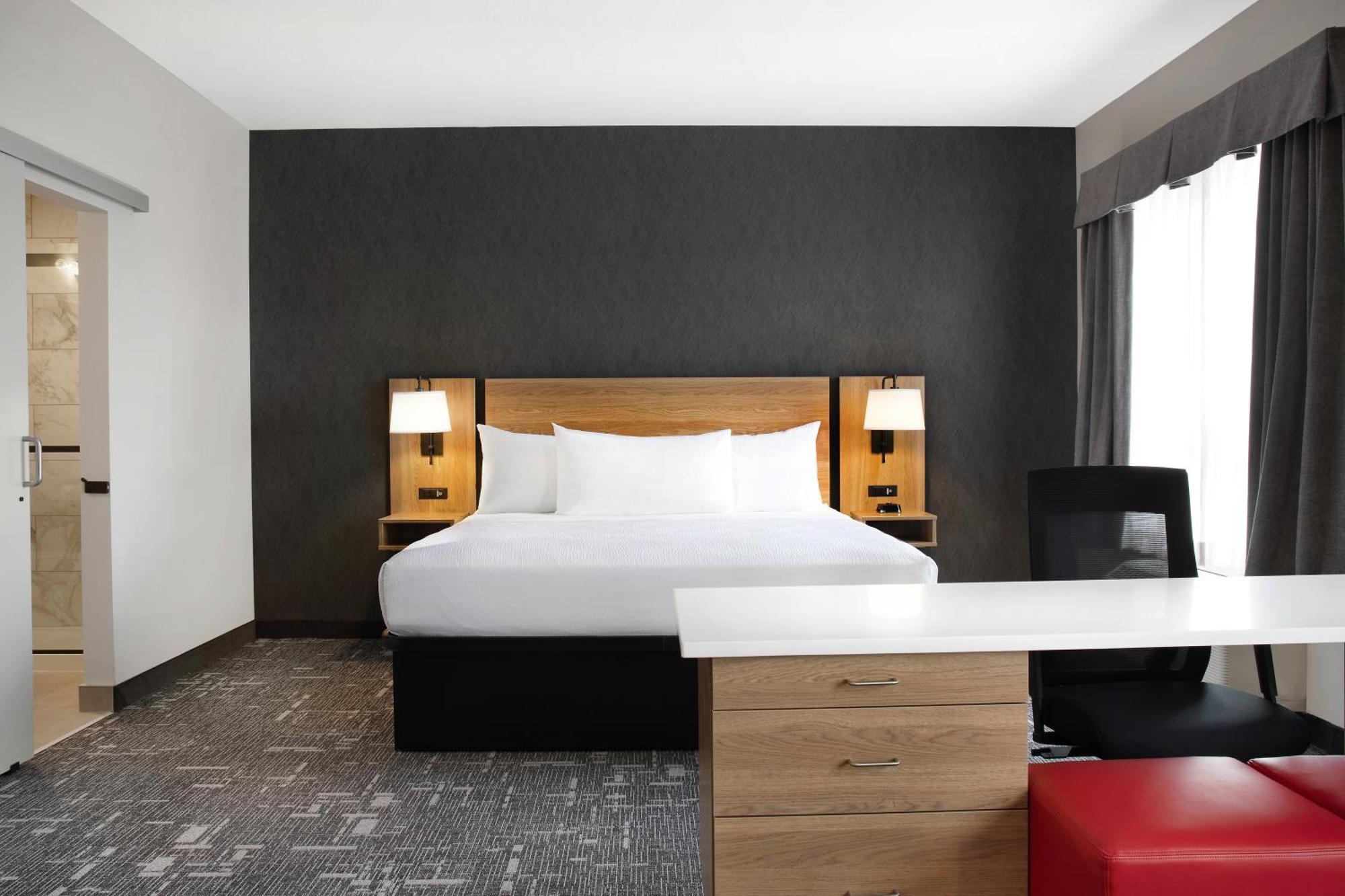 Hotel Ramada By Wyndham Cochrane Extérieur photo