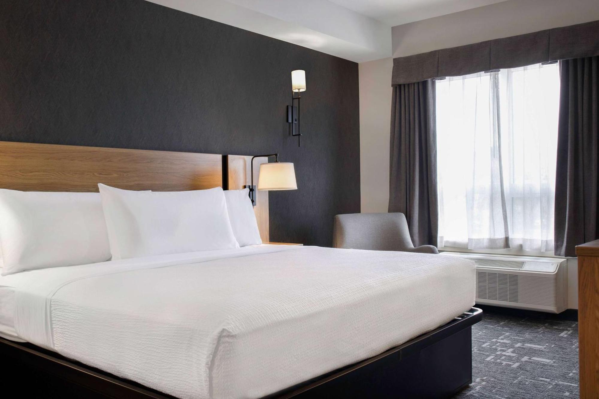 Hotel Ramada By Wyndham Cochrane Extérieur photo