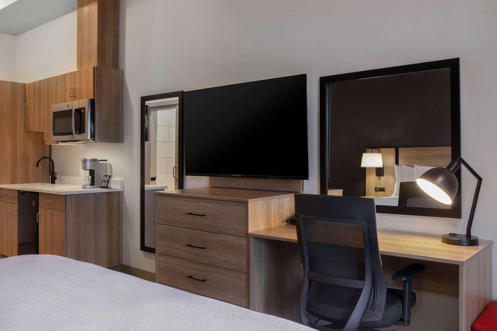 Hotel Ramada By Wyndham Cochrane Extérieur photo