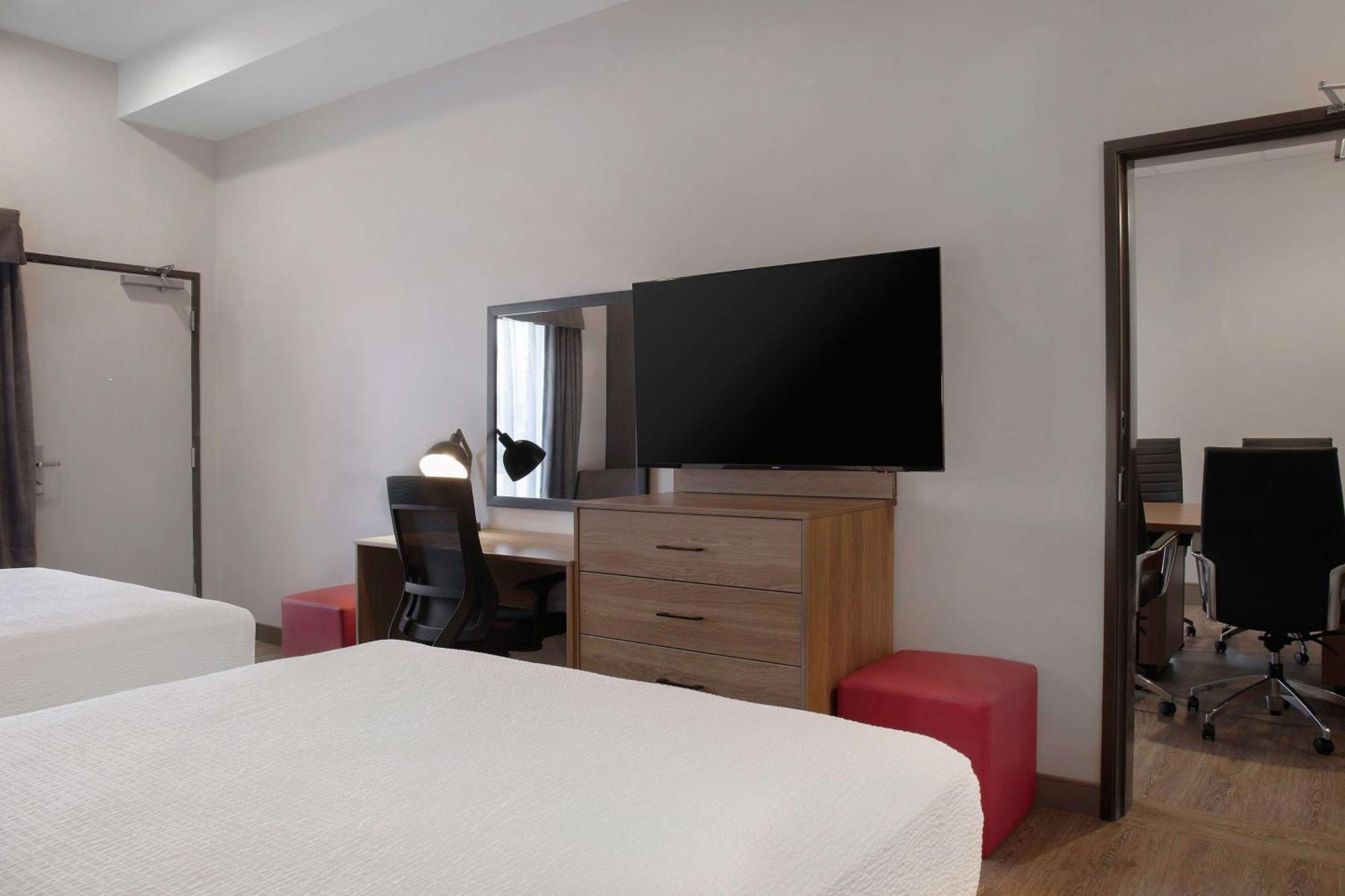 Hotel Ramada By Wyndham Cochrane Extérieur photo