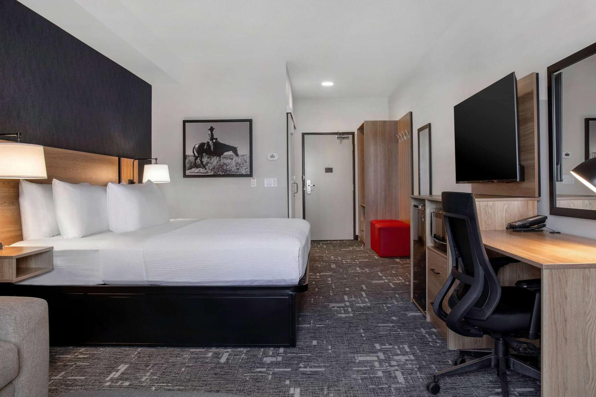 Hotel Ramada By Wyndham Cochrane Extérieur photo