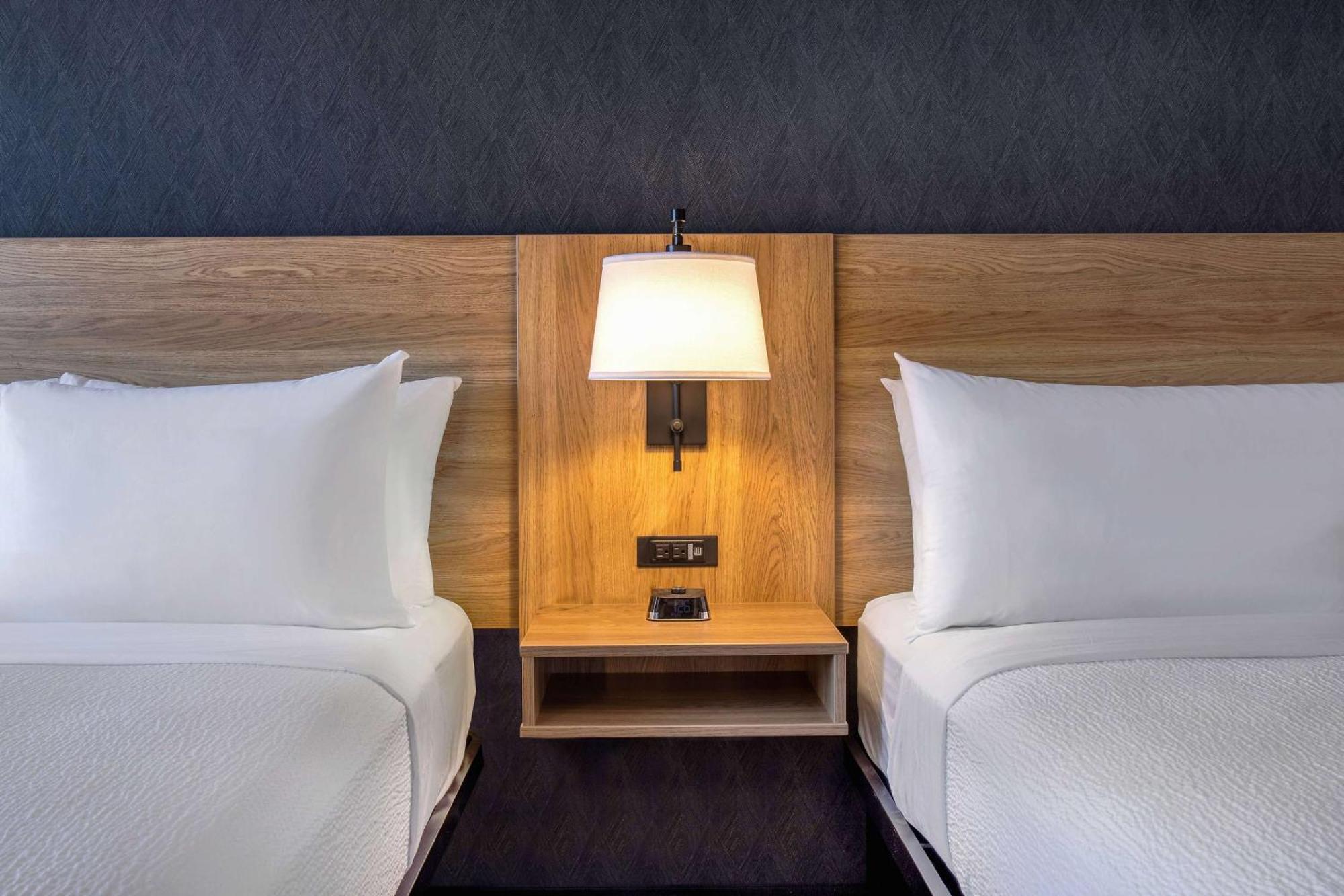 Hotel Ramada By Wyndham Cochrane Extérieur photo