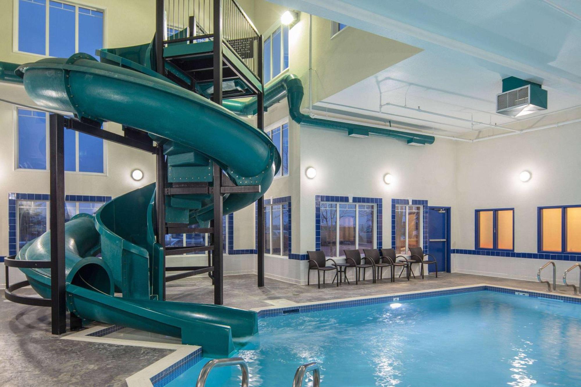 Hotel Ramada By Wyndham Cochrane Extérieur photo