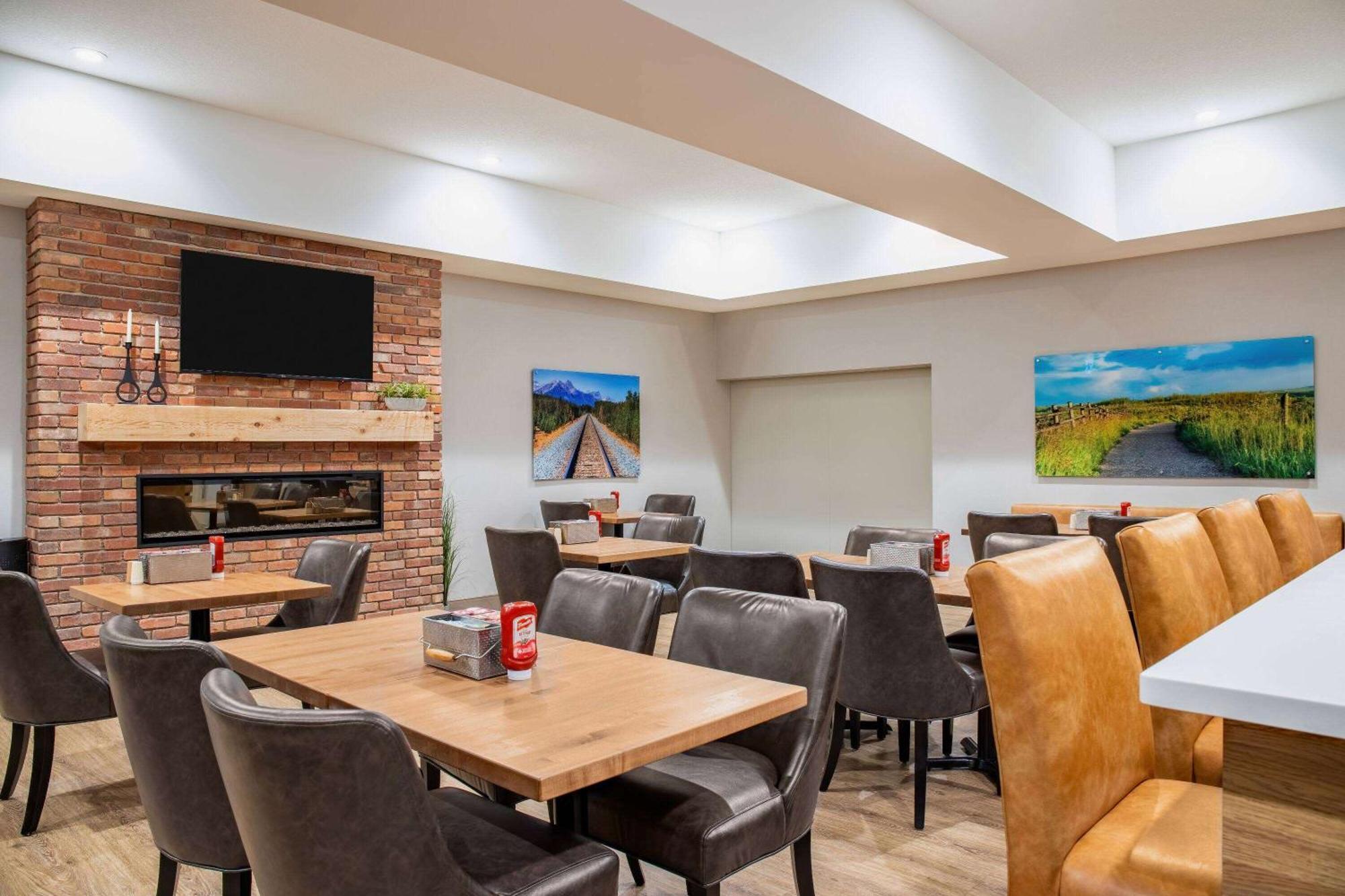 Hotel Ramada By Wyndham Cochrane Extérieur photo