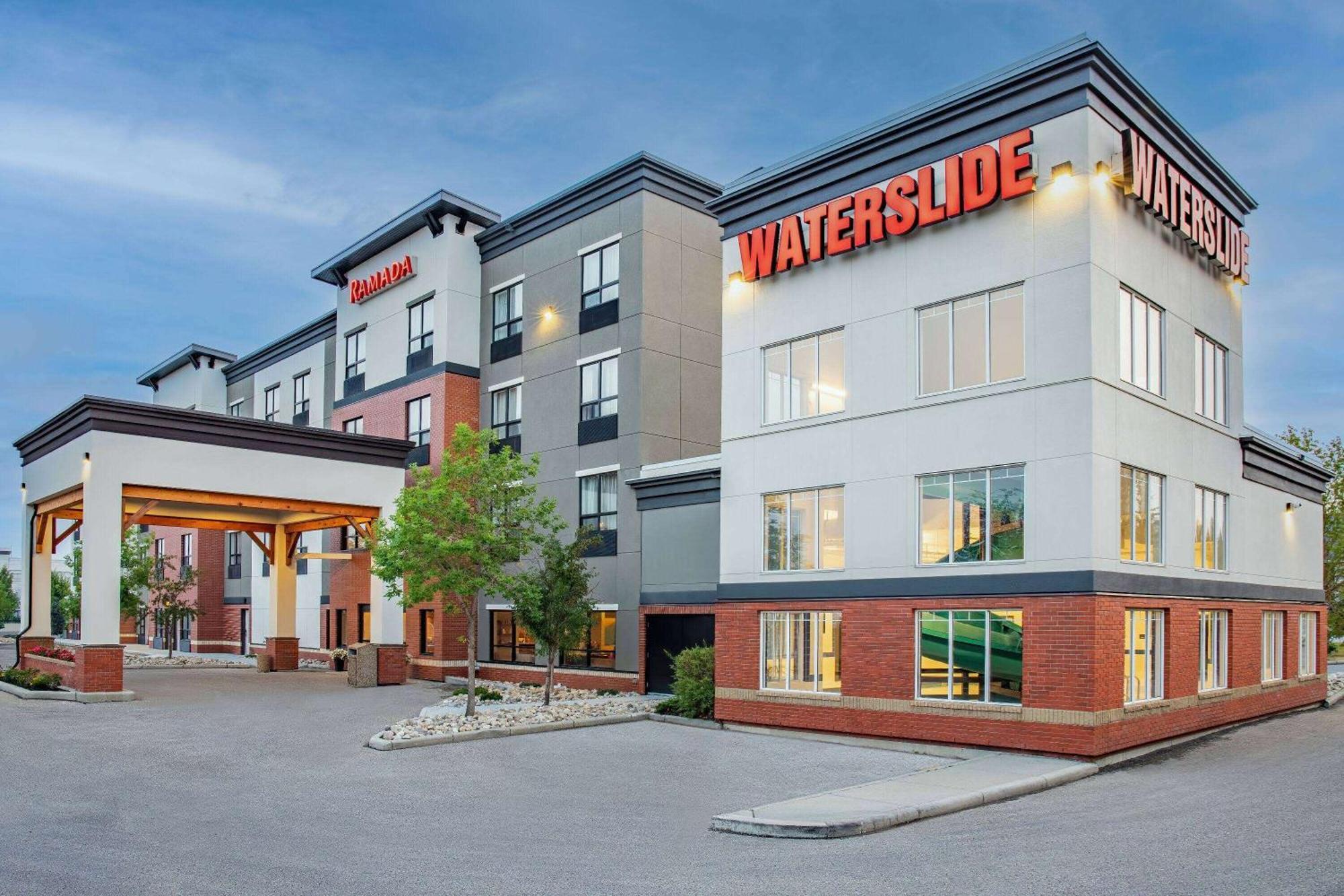 Hotel Ramada By Wyndham Cochrane Extérieur photo