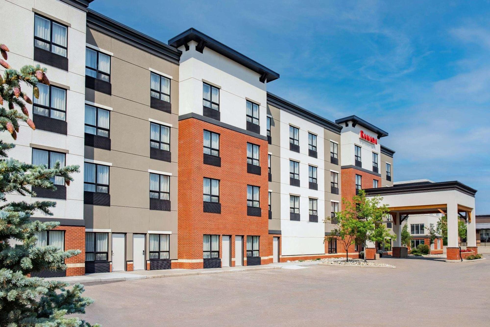Hotel Ramada By Wyndham Cochrane Extérieur photo