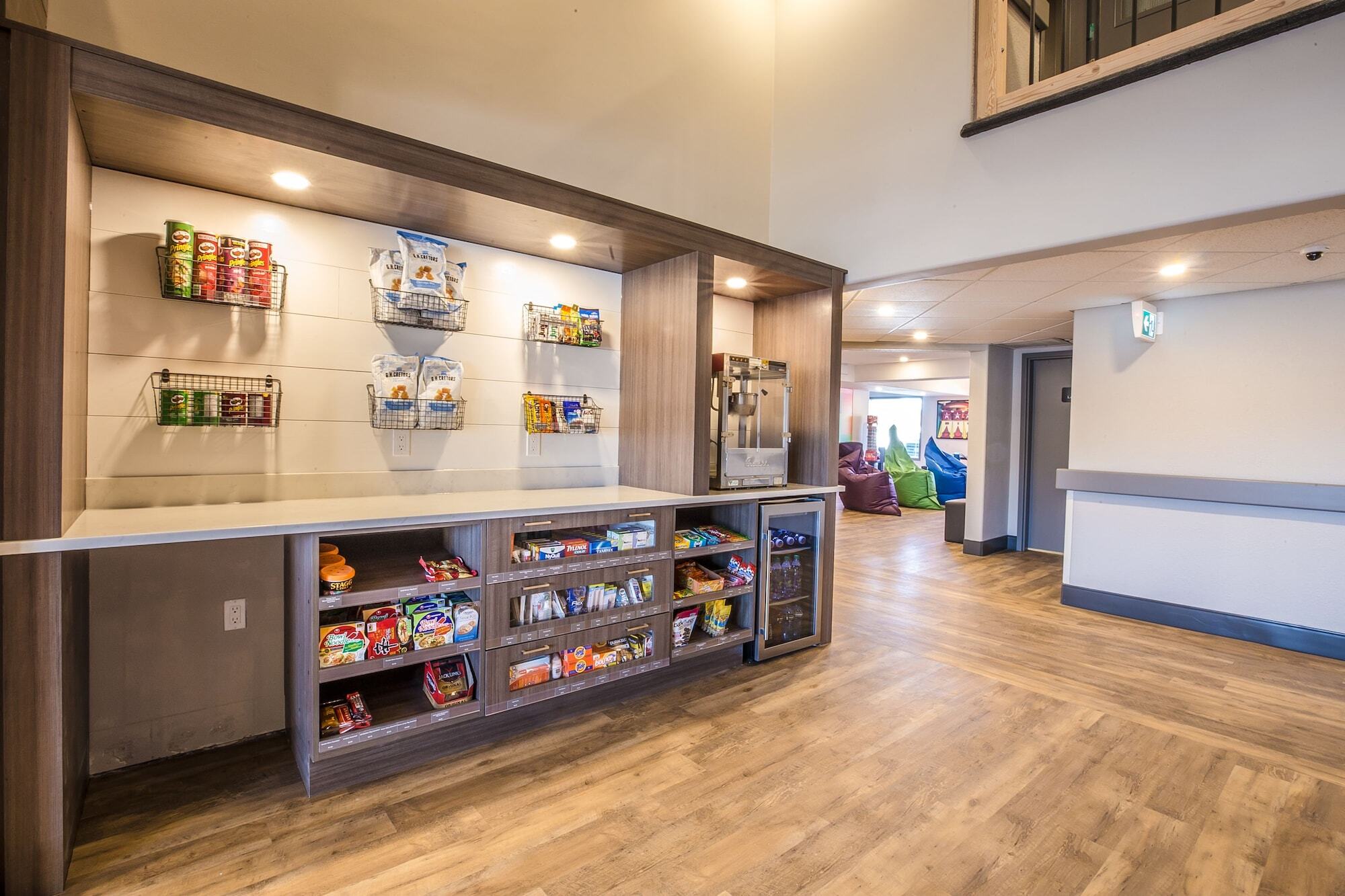 Hotel Ramada By Wyndham Cochrane Extérieur photo